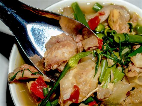  Sinigang na Hipon:  Herkullinen hapan ja mausteinen merenelävien keitto!